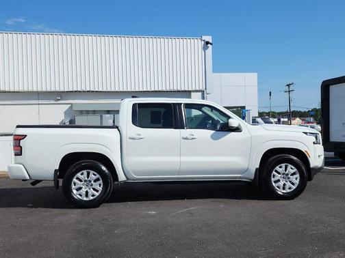 Glacier White 2023 Nissan Frontier SV
