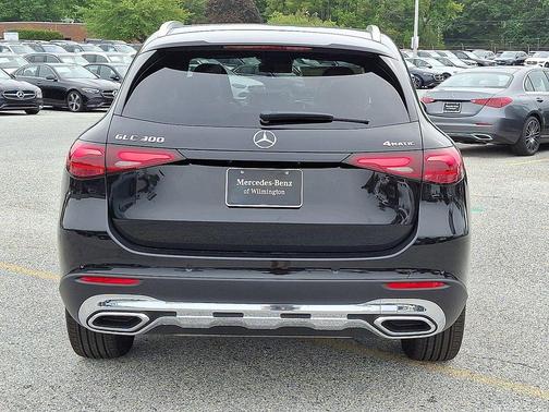 Obsidian Black Metallic 2026 Mercedes-Benz GLC 300 Base 4MATIC