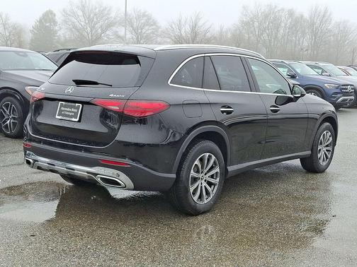 Obsidian Black Metallic 2026 Mercedes-Benz GLC 300 Base 4MATIC