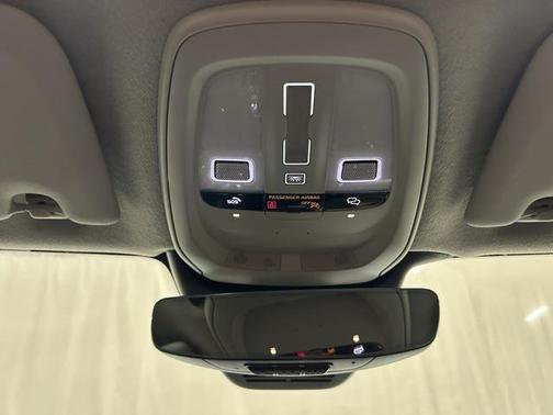 2023 Volvo XC40 B5 Plus Dark Theme
