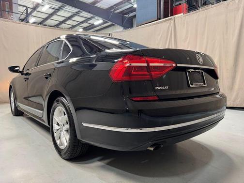 Black Uni 2016 Volkswagen Passat 1.8T S