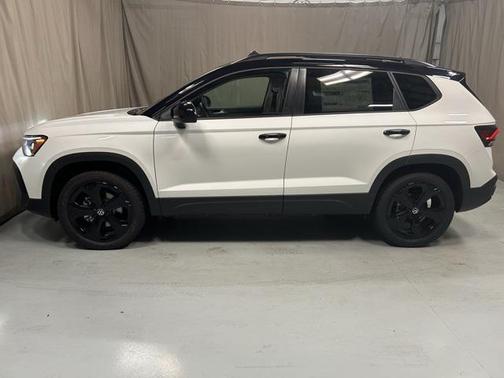 2025 Volkswagen Taos 1.5T SE Black