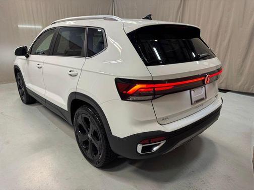 Pure White 2025 Volkswagen Taos 1.5T SEL