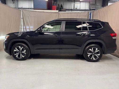 Deep Black 2025 Volkswagen Atlas 2.0T SE