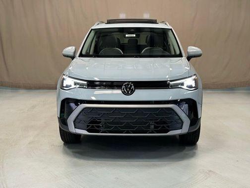 Monument Gray 2025 Volkswagen Taos 1.5T SE