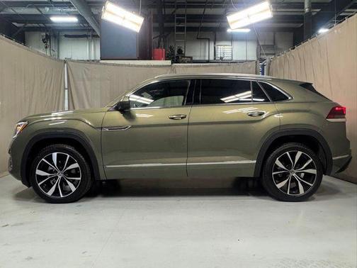 Green Pearl 2025 Volkswagen Atlas Cross Sport 2.0T SEL Premium