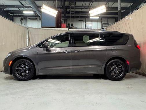 Granite Crystal Metallic Clearcoat 2019 Chrysler Pacifica Limited