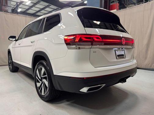 Pure White 2025 Volkswagen Atlas 2.0T SE w/Technology