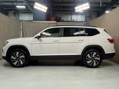 Pure White 2025 Volkswagen Atlas 2.0T SE w/Technology
