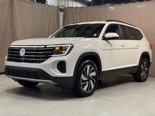 Pure White 2025 Volkswagen Atlas 2.0T SE w/Technology