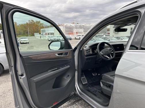 2025 Volkswagen Atlas 2.0T SEL Premium R-Line 4MOTION