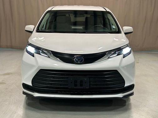 2024 Toyota Sienna LE