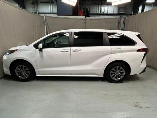 2024 Toyota Sienna LE