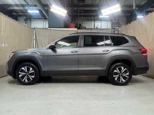 Platinum Gray Metallic 2025 Volkswagen Atlas 2.0T SE