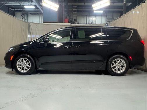 Diamond Black Crystal Pearlcoat 2024 Chrysler Pacifica Touring L