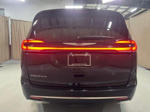 Diamond Black Crystal Pearlcoat 2024 Chrysler Pacifica Touring L