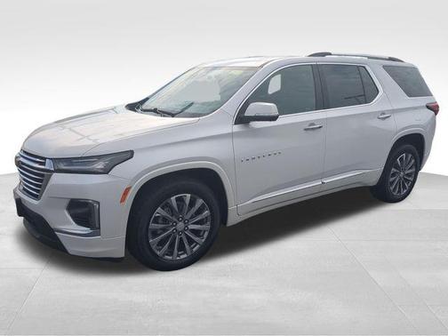 Iridescent Pearl Tricoat 2023 Chevrolet Traverse Premier