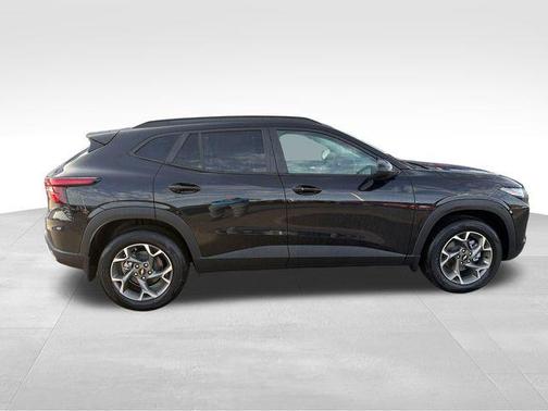 Mosaic Black Metallic 2026 Chevrolet Trax LT