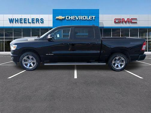 Diamond Black Crystal Pearlcoat 2022 RAM 1500 Big Horn/Lone Star