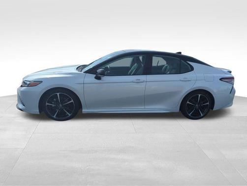 Wind Chill Pearl/Midnight Black Metallic 2019 Toyota Camry XSE