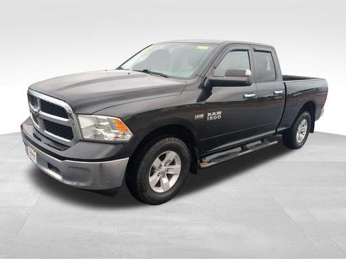 Brilliant Black Crystal Pearlcoat 2017 RAM 1500 SLT