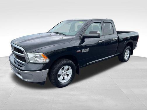 Brilliant Black Crystal Pearlcoat 2017 RAM 1500 SLT