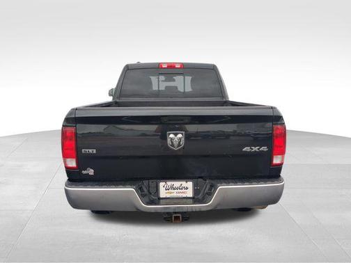 Brilliant Black Crystal Pearlcoat 2017 RAM 1500 SLT