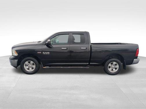 Brilliant Black Crystal Pearlcoat 2017 RAM 1500 SLT