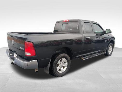 Brilliant Black Crystal Pearlcoat 2017 RAM 1500 SLT