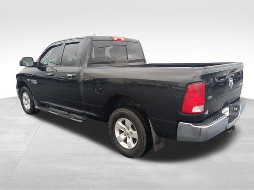 Brilliant Black Crystal Pearlcoat 2017 RAM 1500 SLT
