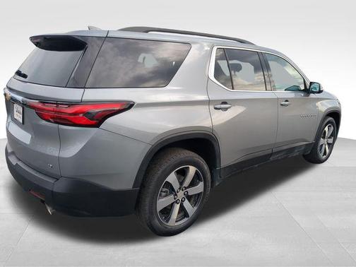 Sterling Gray Metallic 2023 Chevrolet Traverse LT Leather
