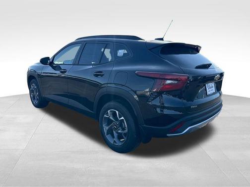 Mosaic Black Metallic 2026 Chevrolet Trax LT