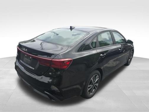 Aurora Black Pearl 2024 Kia Forte LXS