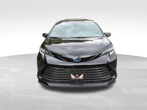 Midnight Black Metallic 2025 Toyota Sienna Woodland Edition