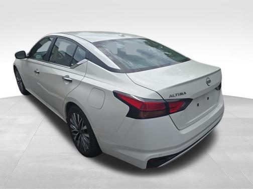 Glacier White 2025 Nissan Altima 2.5 SV
