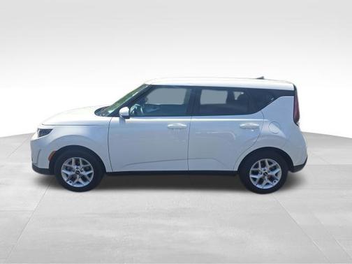 Snow White Pearl 2024 Kia Soul LX