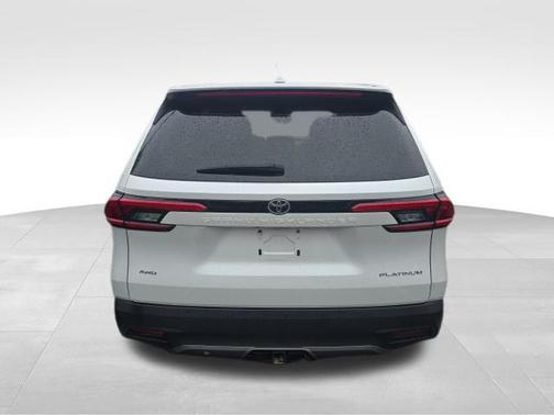 Pearl 2024 Toyota Grand Highlander Platinum
