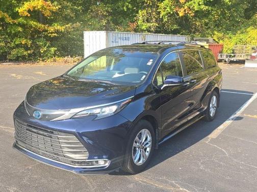 2024 Toyota Sienna XLE 8 Passenger