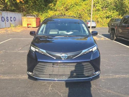 2024 Toyota Sienna XLE 8 Passenger
