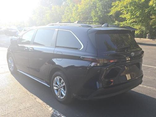 2024 Toyota Sienna XLE 8 Passenger
