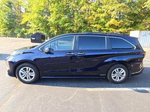 2024 Toyota Sienna XLE 8 Passenger