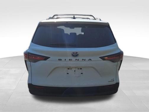 Super White 2021 Toyota Sienna LE