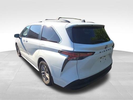 Super White 2021 Toyota Sienna LE
