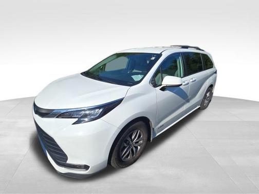 Super White 2021 Toyota Sienna LE
