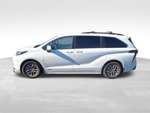 Super White 2021 Toyota Sienna LE