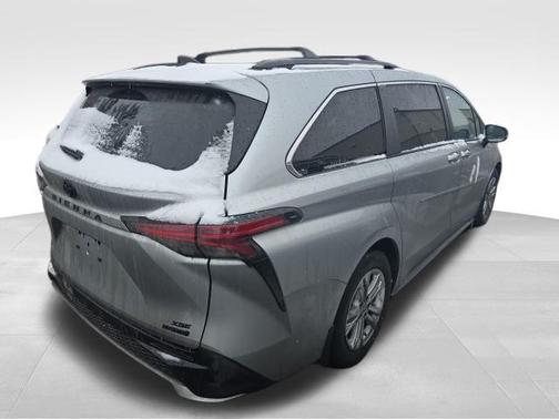 2023 Toyota Sienna XSE 7 Passenger