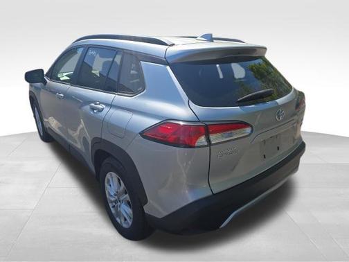 0d10 2024 Toyota Corolla Cross LE