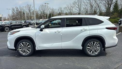 White 2026 Toyota Highlander Hybrid Platinum
