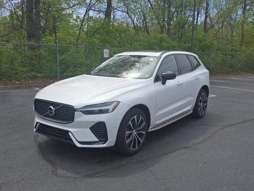2024 Volvo XC60 B5 Plus Dark Theme