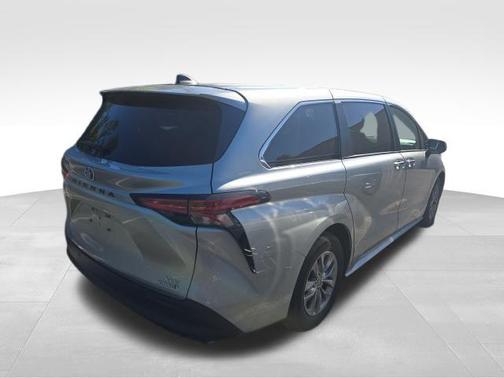 Celestial Silver Metallic 2021 Toyota Sienna XLE 8 Passenger